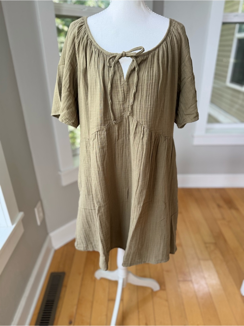 Old Navy Relaxed Tie-Neck Short Sleeve Cotton Gauze Dress in Olive Green Medium